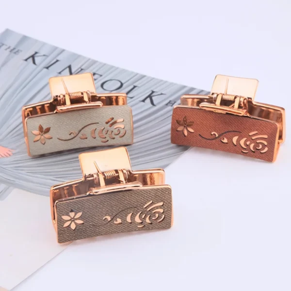 Elegant Floral Hair Claw for Women - Image 3