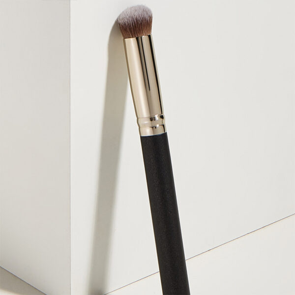 Black Eyeshadow Blending Brush - Image 3
