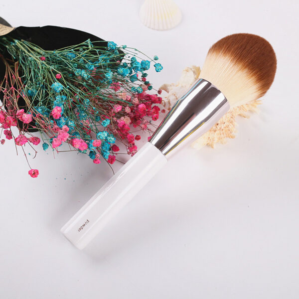 Luxurious Precision Powder and Foundation Brush - Image 2