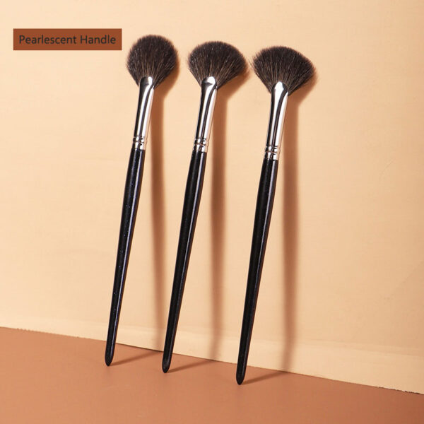 High-Quality Fan-Shaped Powder Brush for Flawless Makeup Application - Image 4