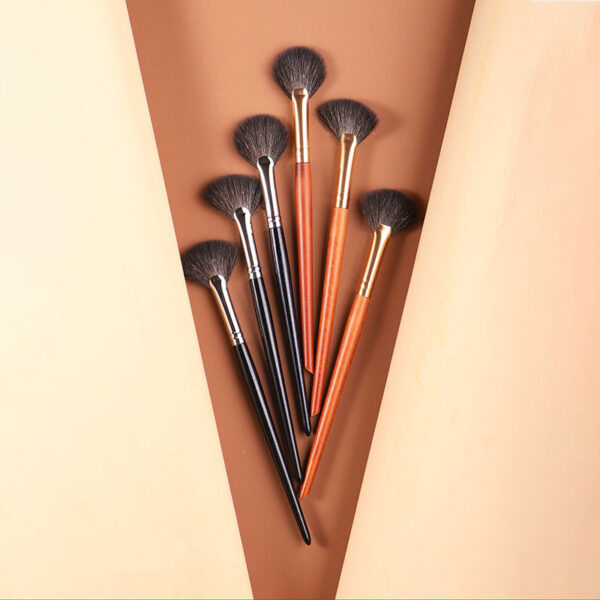 High-Quality Fan-Shaped Powder Brush for Flawless Makeup Application - Image 3