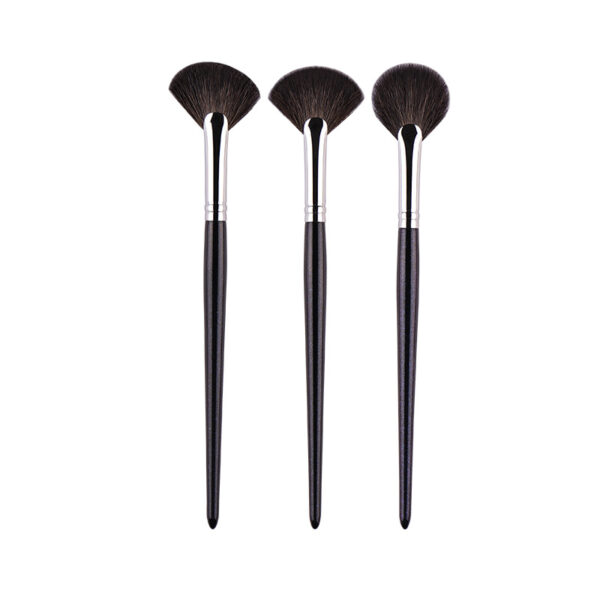 High-Quality Fan-Shaped Powder Brush for Flawless Makeup Application - Image 6
