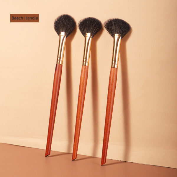 High-Quality Fan-Shaped Powder Brush for Flawless Makeup Application - Image 5
